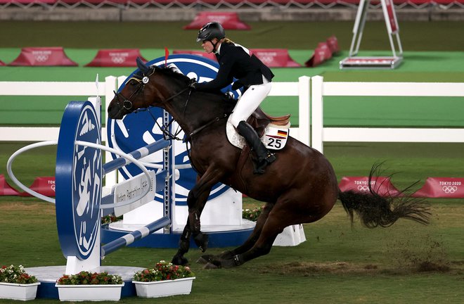 Na olimpijskih igrah leta 2028 v Los Angelesu naj ne bi bilo več konjeništva, kot posledica udarjanja z bičem svojega konja Nemke Annika Schleu. FOTO:&nbsp; Ivan Alvarado Reuters
