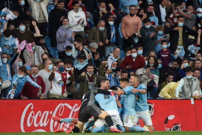 Izenačujoči gol Iaga Aspasa proti Barceloni na štadionu Balaidos po zaostanku z 0:3 je med navijači in igralcih Celte Viga sprožil splošno evforijo. FOTO: Miguel Riopa/AFP
