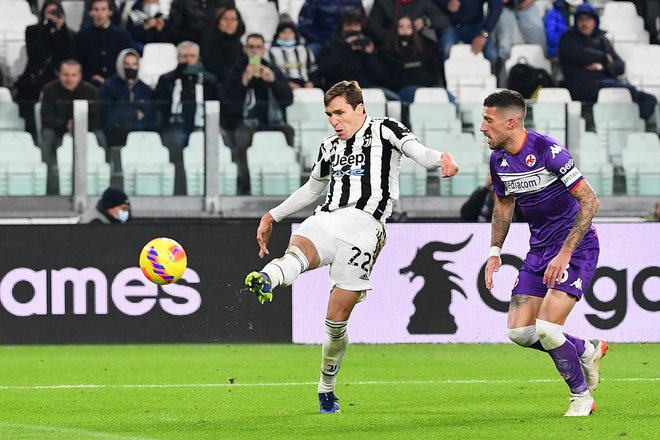 Juventus je v sodnikovem dodatku strl Fiorentino, ki ji je največ preglavic povzročal njen otrok Federico Chiesa (levo). FOTO: Isabella Bonotto/AFP
