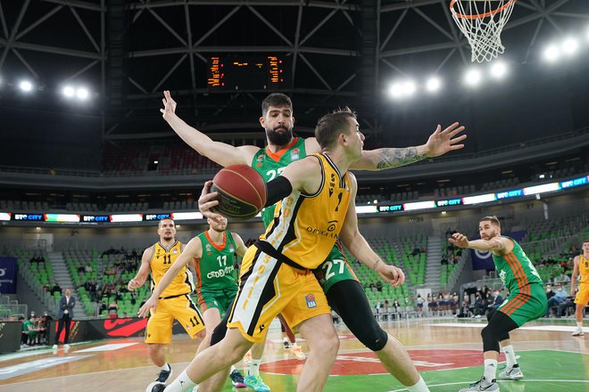 Žiga Dimec je bil s soigralci previsoka ovira za Splitčane, ki so odigrali dve tekmi v manj kot 24 urah. Foto Cedevita Olimpija/Aleš Fevžer
