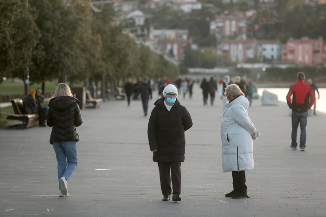 Ob morebitnem vnovičnem zaprtju države bo veliko manj ljudi kot lani spoštovalo ukrepe in ravnalo samozaščitno. Izolacije in ohranjanja medsebojne razdalje ne bo več, zaradi naraščanja apatije in utrujenosti bo vedno več neupoštevanja omejitev, kljub prepovedim zbiranja in zabav bodo ljudje našli pot do veselega decembra, ki so se mu morali odpovedati že lani. Foto Blaž Samec
