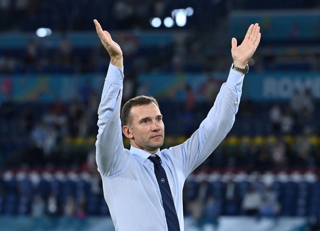 Andrij Ševčenko pozdravlja navijače po tekmi izločilnih bojev letošnjega evropskega prvenstva na rimskem Olimpicu. FOTO: Alberto Pizzoli/Reuters
