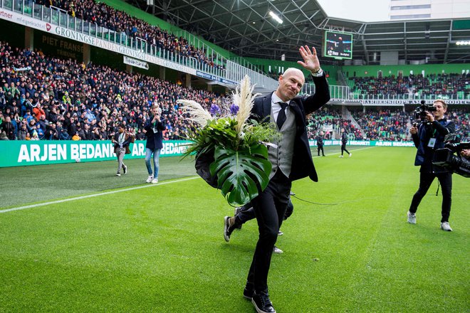 Arjen Robben se navkljub veliki želji ni uspel posloviti v športni opravi. FOTO: Cor Lasker/AFP
