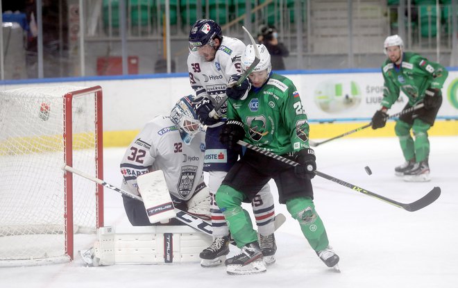 V obračunu vodilnih ekip lige ICEHL so imeli več sreče in znanja gostje iz Szekesfehervarja. FOTO: Blaž Samec
