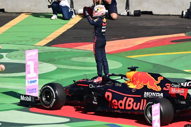 Max Verstappen proslavlja zmago v Ciudad de Mexicu. FOTO: Pedro Pardo/AFP
