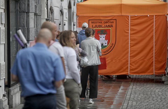 V nedeljo so potrdili 1282 okužb. FOTO: Blaž Samec/Delo
