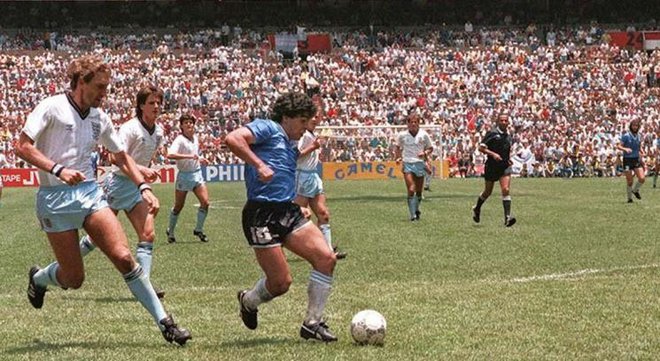 Diego Maradona tik pred strelom za t. i. gol stoletja na SP 1986 v Mehiki. FOTO: Grafico/Wikipedia
