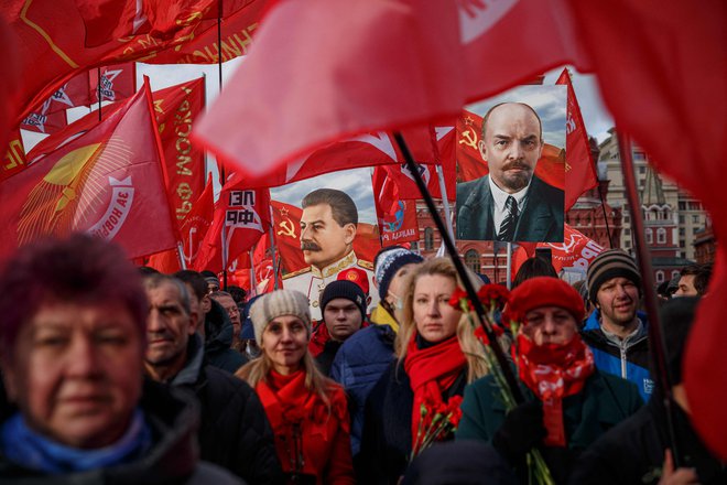 Aktivisti in podporniki ruske komunistične partije nosijo portrete ustanovitelja Sovjetske zveze Vladimirja Lenina in sovjetskega diktatorja Josefa Stalina, med polaganjem cvetja v Leninovem mavzoleju na Rdečem trgu v središču Moskve, na slovesnosti ob 104. obletnici boljševiške oz. oktobrske revolucije. FOTO: Dimitar Dilkoff/Afp


&nbsp;
