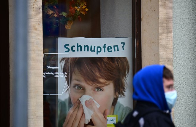 Nemčija se sooča z najvišjo incidenco okužb s korona virusom od izbruha epidemije. A cepljenje je močno zmanjšalo smrti, zaprtja države pa naj ne bi bilo. Foto Tobias Schwarz/AFP
