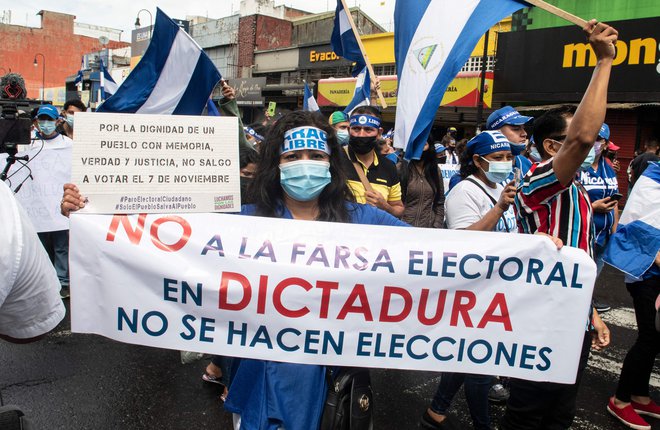 Nasprotniki Daniela Ortege so med volitvami protestirali, toda ne doma, temveč v izgnanstvu v Kostariki. FOTO: Ezequiel Becerra/AFP
