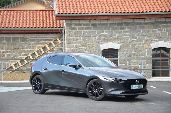 
Mazda 3 je še danes, ko ni več čisto sveža, eden najbolj elegantno oblikovanih avtomobilov. &raquo;Revolucionarni&laquo; bencinski motor pač ni tako izjemen.
Foto Gašper Boncelj
