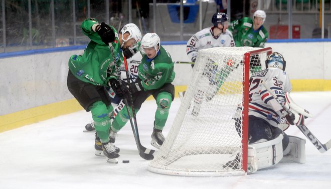 Hokejisti SŽ Olimpije (v zelenem) so ostali brez tekmeca v regionalnem tekmovanju. FOTO: Blaž Samec
