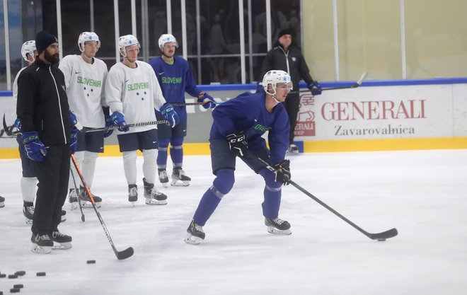 Selektor slovenske reprezentance Matjaž Kopitar (v ozadju desno) je preveril formo svojih adutov za bližajoče se tekme na Gorenjskem. FOTO: Blaž Samec/Delo
