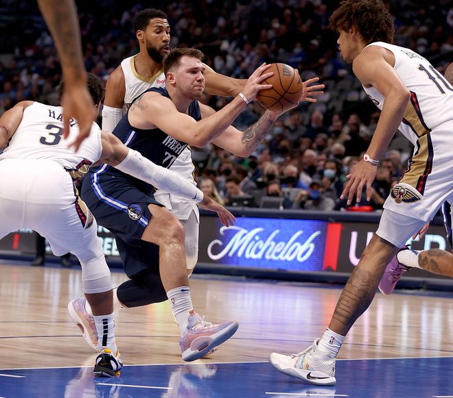 Luka Dončić prodira ob Joshu Hartu (št. 3), Garrettu Templi (41) in&nbsp;Jaxsonu Hayesu (10) v domačem&nbsp;American Airlines Centru. FOTO:&nbsp;Tom Pennington/AFP
