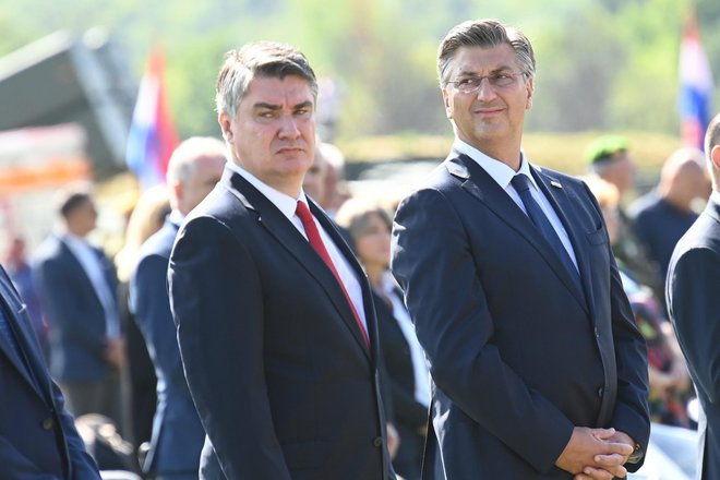 Vodilnemu političnemu dvojcu, Zoranu Milanoviću (levo) in Andreju Plenkoviću, priljubljenost pada iz meseca v mesec. FOTO: Tom Dubravec/Cropix
