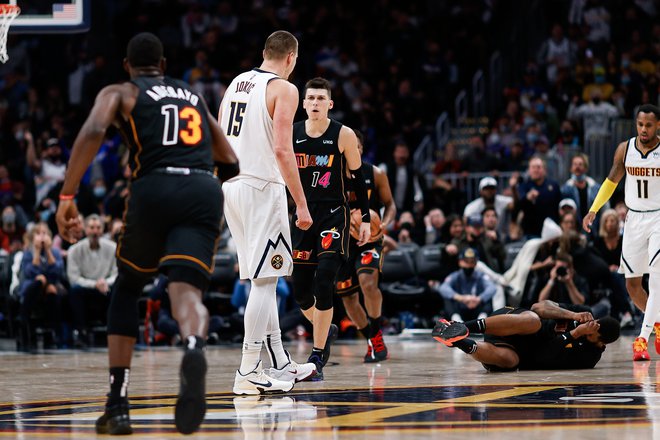 Markieff Morris je padel kot pokošen, o ga je sunil Nikola Jokić. FOTO: Isaiah J. Downing/USA&nbsp;Today Sports
