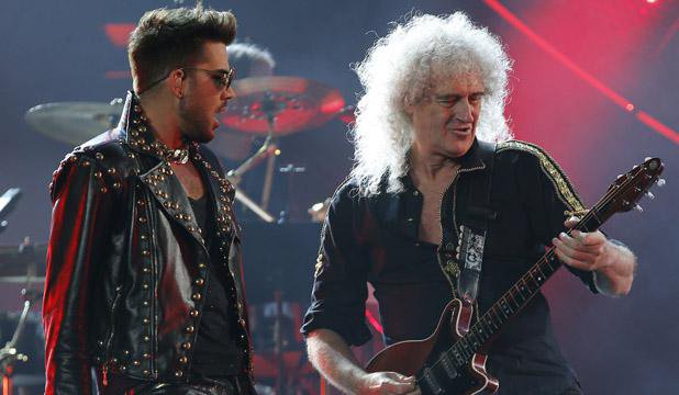 Pevec Adam Lambert in kitarist Brian May v povsem drugačni zasedbi Queen Foto Jim Young/Reuters
