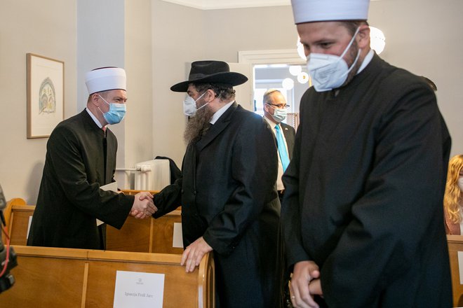 Glavni rabin za Slovenijo Ariel Haddad je na odprtju sinagoge v Ljubljani pozdravil tudi pripadnike drugih verskih skupnosti pri nas, med njimi muslimanske.&nbsp;FOTO: Voranc Vogel/Delo
