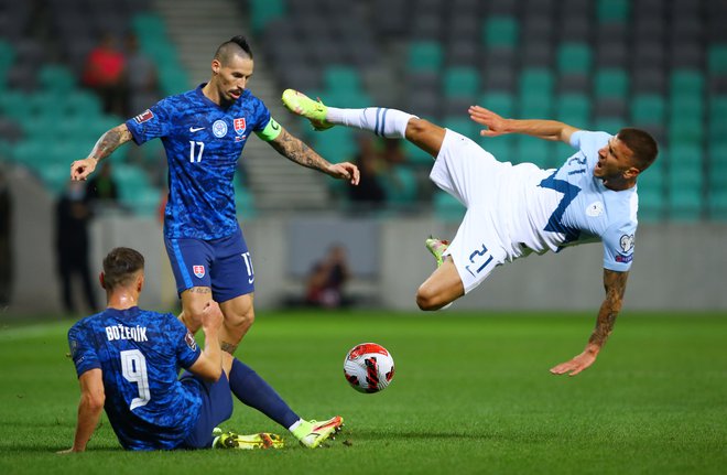 Slovenija in Slovaška sta v Stožicah razšli z izidom 1:1. Na fotografiji desno Jan Mlakar, v akciji še Marek Hamšik. FOTO: Borut Živulovič/Reuters
