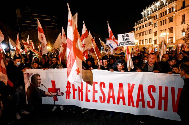 Demonstracije za Saakašvilijevo osvoboditev niso tako množične, kakor so se nadejali v opoziciji. FOTO:&nbsp;Vanolamo Šlamov/AFP

