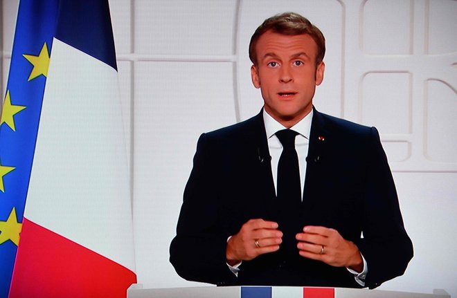 Francoski predsednik je v televizijskem nagovoru med drugim napovedal, da bo Francija prvič po desetletjih znova zagnala gradnjo jedrskih elektrarn. FOTO: Christophe Archambault/AFP
