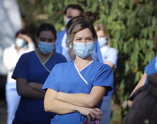 Za 12 do 24 odstotkov bodo višje plače medicinskih sester v bolnišnicah, v socialnem varstvu pa se bodo zvišale za 12 do 16 odstotkov, predvsem za bolničarje, medicinske sestre, socialne oskrbovalke in varuhe. FOTO: Jože Suhadolnik/Delo
