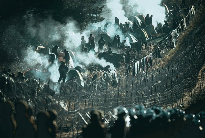 V poljskih obmejnih enotah ocenjujejo, da je ob okoli 400 kilometrov dolgi meji z Belorusijo zbranih od 3000 do 4000 migrantov, ki čakajo na priložnost za prestop meje. FOTO: Reuters
