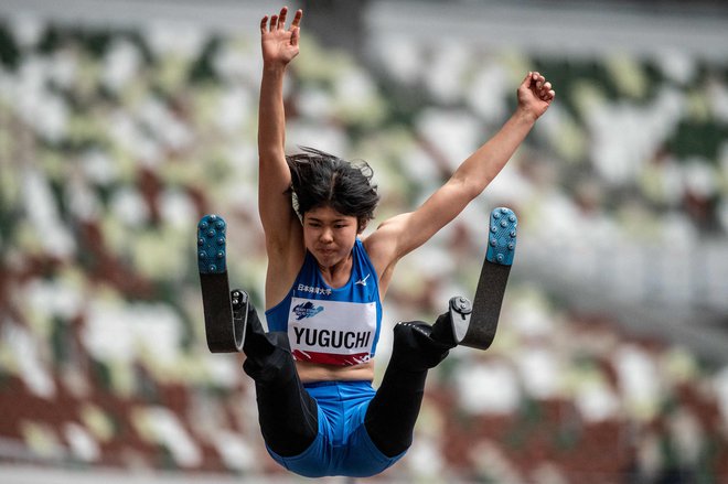 Maj 2021. Japonka Erina Yuguchi tekmuje v skoku v daljino v kategoriji T61 med paraatletskim testom za olimpijske igre v Tokiu 2020 na nacionalnem stadionu v Tokiu. FOTO: Philip Fong/Afp

 
