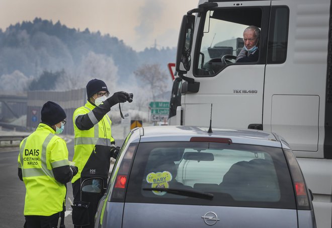 V Darsu zagotavljajo, da ne bodo zbirali podatkov o gibanju voznikov na avtocestah. FOTO: Jože Suhadolnik/Delo
