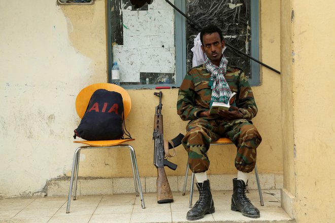 Tigrajski vojak v Mekeleju. FOTO:&nbsp;Giulia Paravicini/Reuters
