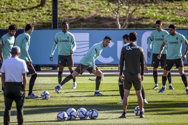 &raquo;Pepček&laquo; Cristiano Ronaldo je odlično razpoložen pred zahtevnima tekmama Portugalske v kvalifikacijah za svetovno prvenstvo danes proti Irski in v nedeljo proti Srbiji. FOTO: Patricia De Melo Moreira/AFP
