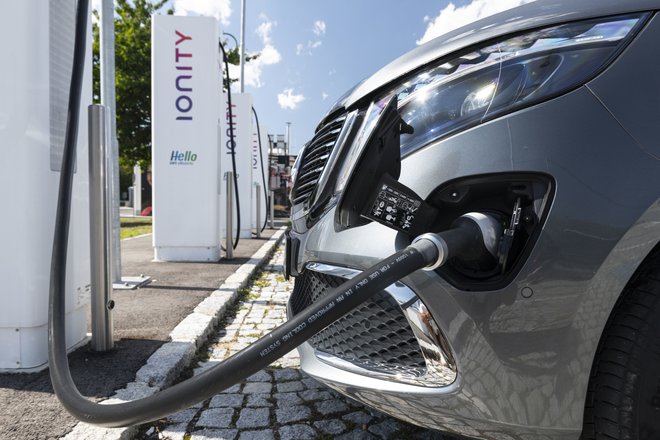 Enostavno in dostopno polnjenje tudi na poti bo nujno za uspeh električnih vozil. FOTO: Daimler
