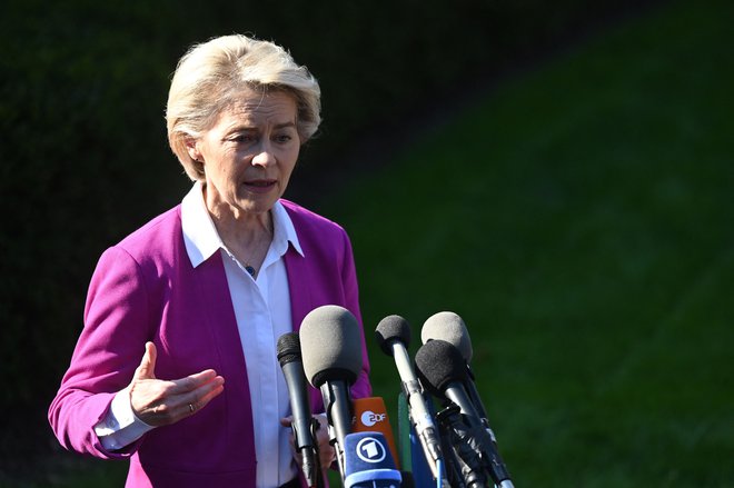 Predsednica evropske komisije Ursula von der Leyen pred Belo hišo. FOTO: Jim Watson/AFP
