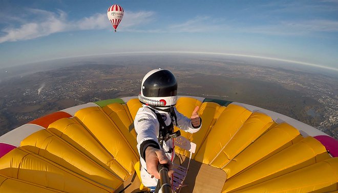 Francoski balonar Remi Ouvrard je v Chatelleraultu na zahodu Francije postavil svetovni rekord tako, da je stal na vrhu balona na višini več kot 3637 metrov. FOTO: Remi Ouvrard/AFP


&nbsp;
