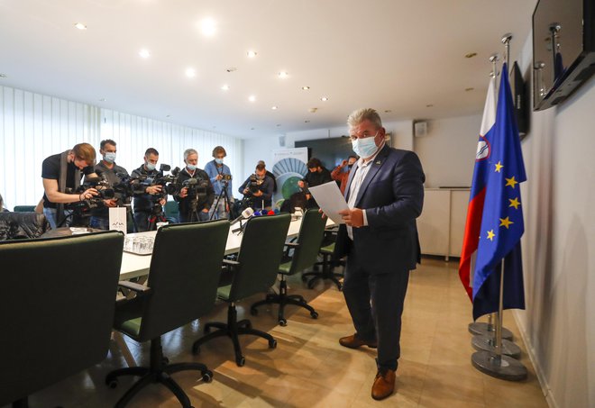 Minister Andrej Vizjak, kljub temu da ima tudi v koaliciji vse manj podpore, vztraja, da namerava vse očitke zavrniti z odgovorom na interpelacijo. FOTO: Matej Družnik/Delo
