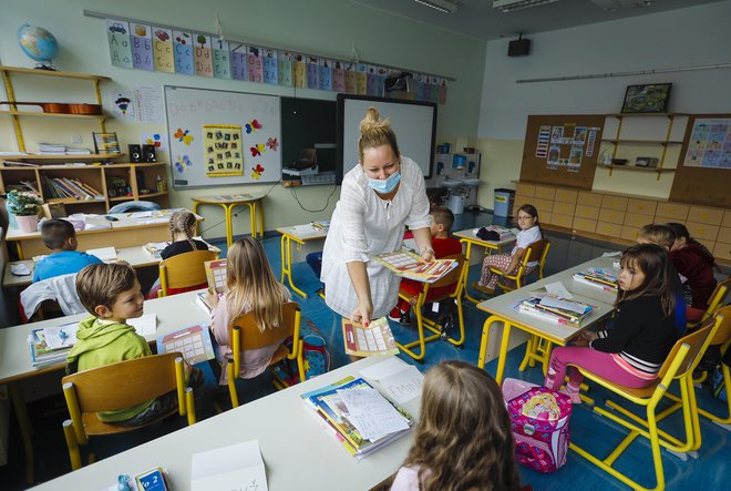 Konkretnih navodil za samotestiranje še ni, koliko bodo najmlajšim pomagali učitelji, če sploh, prav tako ni znano. FOTO: Jože Suhadolnik/Delo
