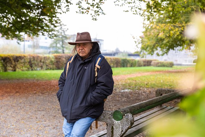 Tomaž Golob - Taubi: &raquo;Imel sem tudi povšter. Flašo vina! Ampak če se na tej postelji obrneš, se zjutraj zbudiš na tleh. Ker ko padeš, se ne zbudiš, zadet in pijan si do konca.&laquo; FOTO: Črt Piksi
