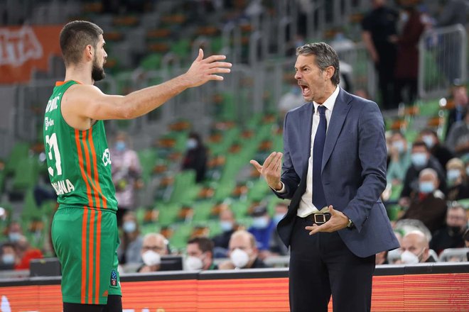 Jurica Golemac se je energično jezil na svoje košarkarje. FOTO: Cedevita Olimpija
