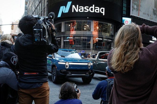 Električni poltovornjak rivian R1T, razstavljen na newyorškem Times Squaru ob začetku kotacije podjetja Rivian na borzi Nasdaq

FOTO: Brendan Mcdermid/Reuters
