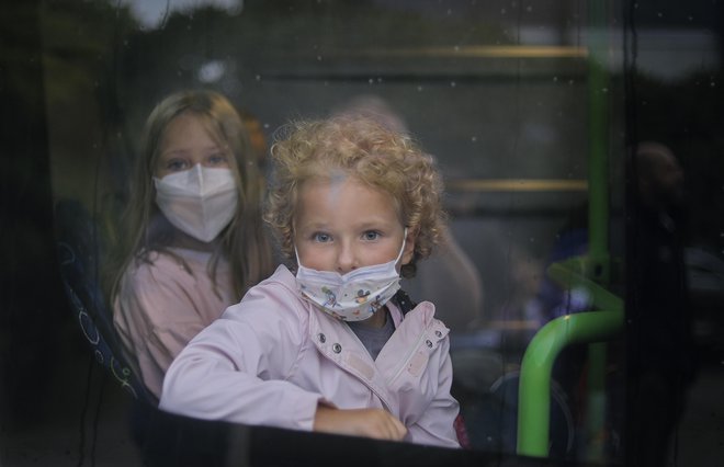 V iniciativi opozarjajo, da so otroci edini, ki imajo masko na obrazu tudi po devet ur dnevno. FOTO: Jože Suhadolnik/Delo
