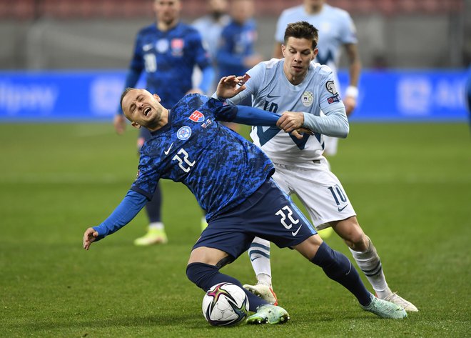 Stanislav Lobotka in strelec prvega gola za Slovenijo Miha Zajc.&nbsp;FOTO: Radovan Stoklasa/Reuters
