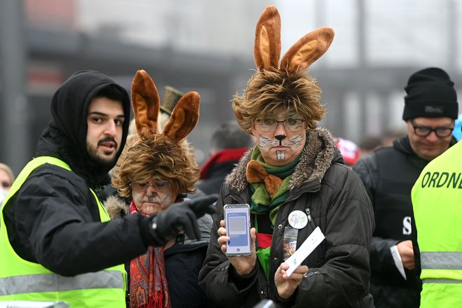 Zadnja faza pandemije se lahko kaže kot zanikanje, apatija ali ekscesivno zabavanje. FOTO: Ina Fassbender/AFP
