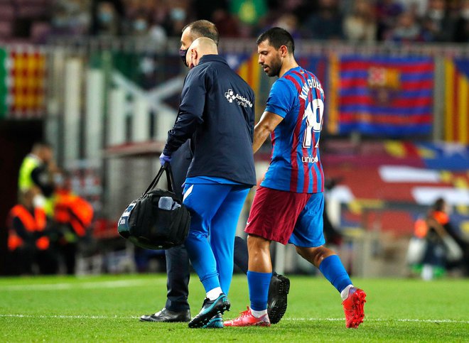 Sergio Agüero je štadion Camp Nou oktobra zapustil v reševalnem vozilu. FOTO: Albert Gea/Reuters
