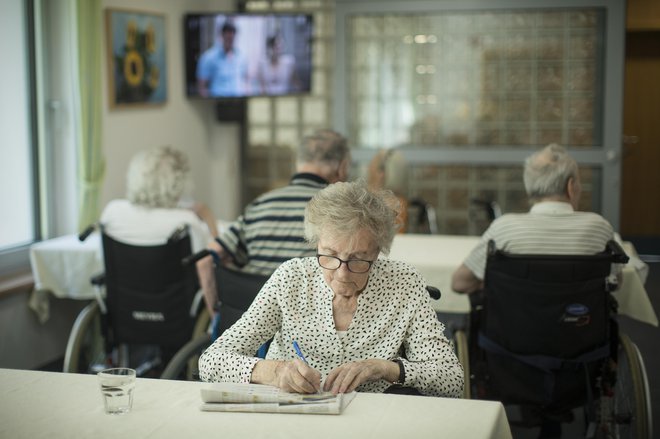 Domovi so zaradi visoke precepljenosti in izvajanja preventivnih ukrepov za zdaj uspešni pri preprečevanju širjenja covida-19. FOTO: Jure Eržen/Delo
