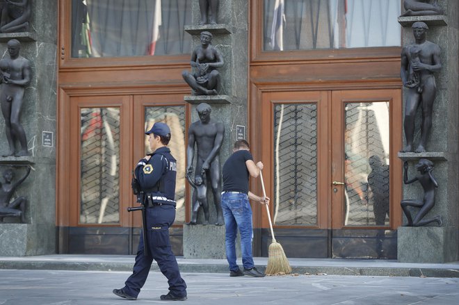 Parlamentarna preiskovalna komisija ugotavlja morebitno nedovoljeno prepletanje policije in politike. FOTO: Leon Vidic/Delo
