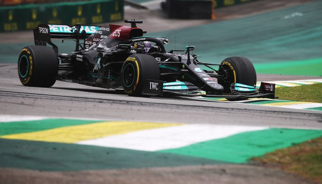 Lewis Hamilton med prostim treningom na dirkališču Jose Carlos Pace. FOTO: Ricardo Moraes/Reuters
