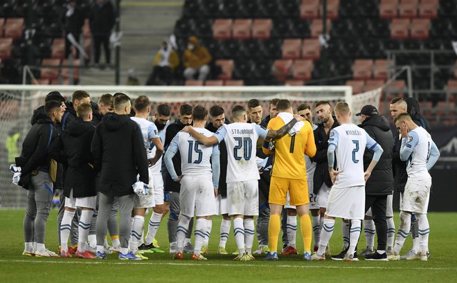 Slovenski nogometaši in selektor Matjaž Kek si po tradiciji povedo prve besede po sleherni tekmi kar na igrišču. FOTO: Radovan Stoklasa/Reuters
