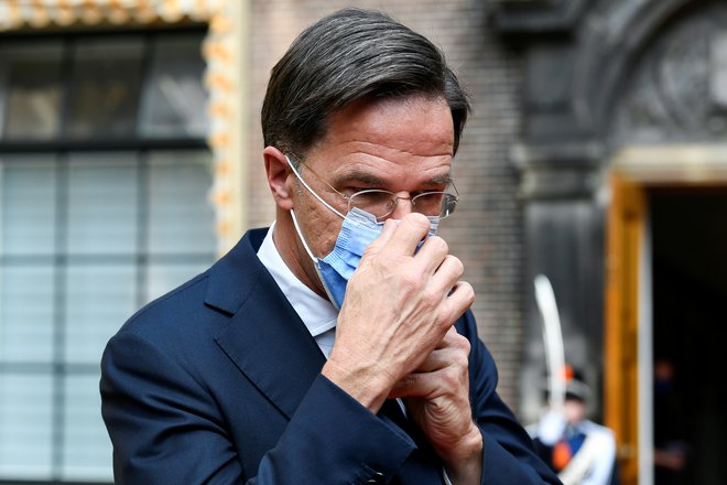 »Danes prinašam zelo neprijetno sporočilo,« je povedal nizozemski premier Mark Rutte, zatem pa oznanil vrnitev države k strožjim ukrepom. FOTO: Piroschka Van De Wouw/Reuters
