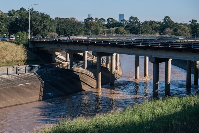 Infrastrukturni projekti bodo vključevali tudi izboljšanje poplavne varnosti. V teksaškem Houstonu načrtujejo ukrepe na reki Buffalo Bayou.

FOTO: Brandon Bell/AFP
