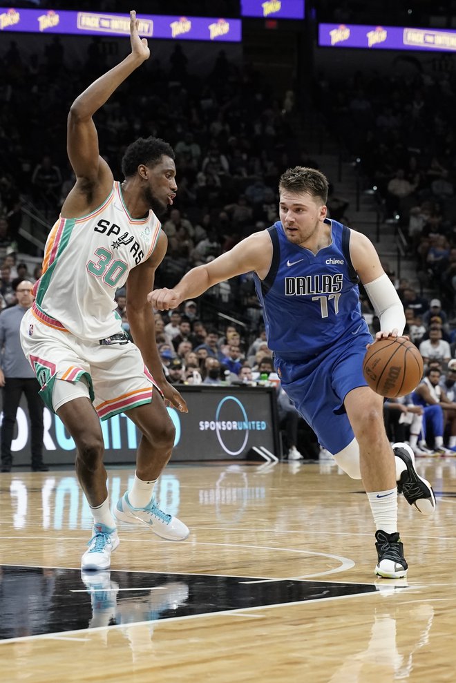 Thaddeus Young se je v dvorani AT&amp;T Center pomeril z Luko Dončićem. FOTO: Scott Wachter/USA Today Sports
